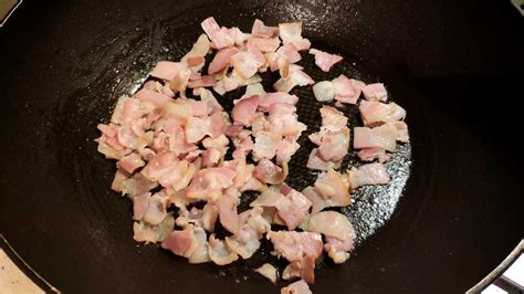 Bacon pirítása serpenyőben