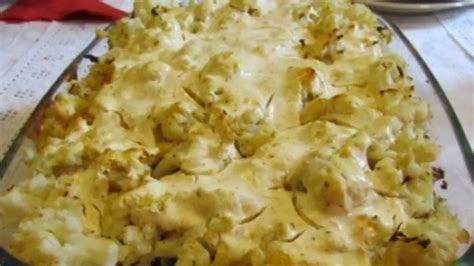 Különböző rakott karfiol változatok tányéron