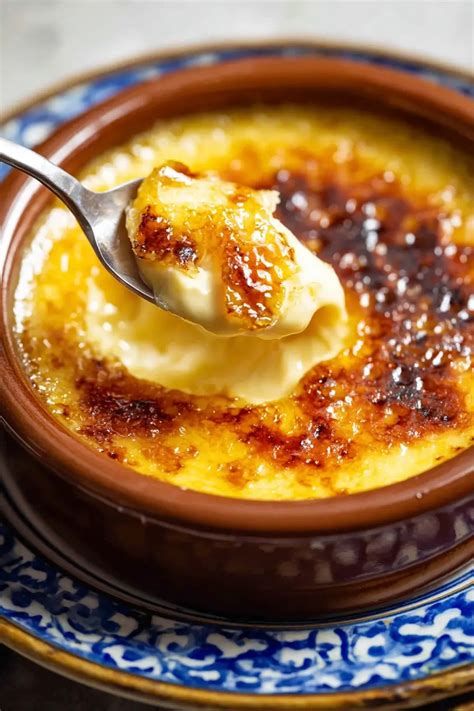 Crema Catalana tálalva, karamellizált cukorréteggel