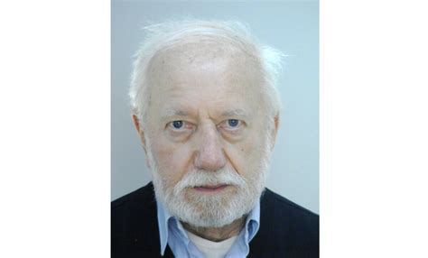 Idős férfi ápolóval beszélget