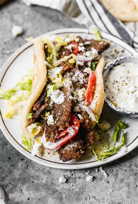 Gyros tálon tálalva