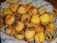 sütőbe kerülő pogácsák