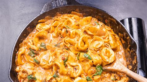 Házias tortellini tálban
