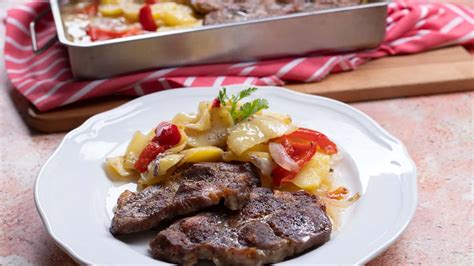 Kolbászok tepsiben fólia alatt