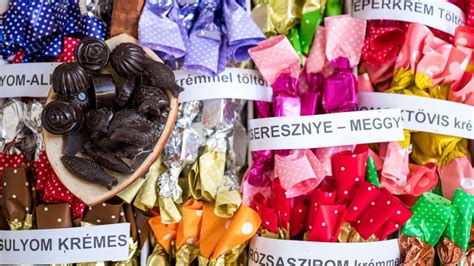 gyerekek szaloncukrot csomagolnak