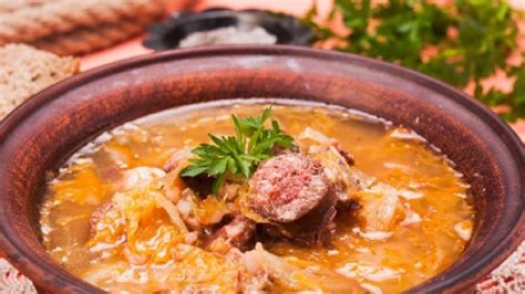 Különböző savanyú levesek alapanyagai
