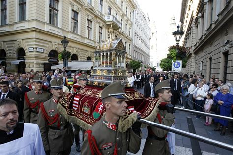Szent Jobb körmenet a Szent István-bazilika előtt