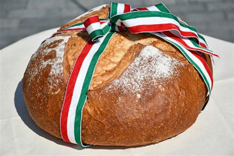 Kenyéráldás nemzeti szalaggal