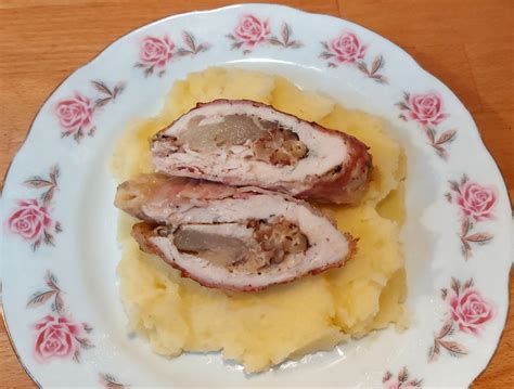 Baconbe tekert töltött karaj sütés előtt