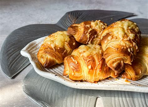 frissen sült, aranybarna füstölt sajtos croissant-ok egy rácson