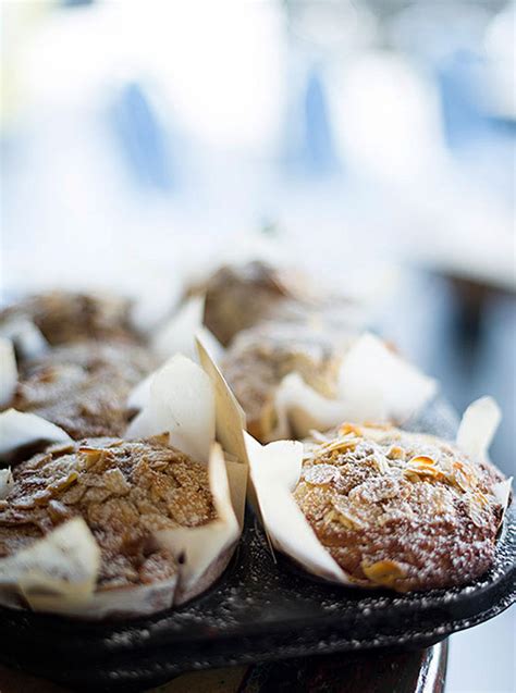 frissen sült, gőzölgő muffinok tányéron