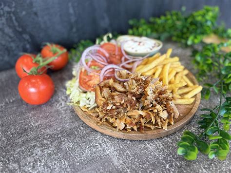 Zöldségek és hús pirítása az edényben