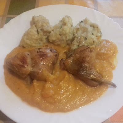 hagyományos magyar vadas nyúl zsemlegombóccal tálalva