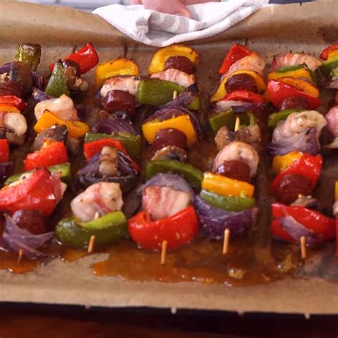frissen sült, színes saslik nyársak a grillrácson