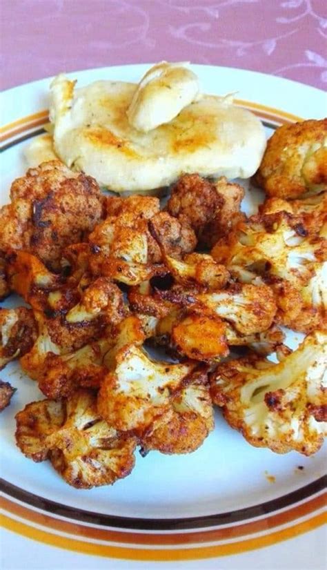 Különböző formákban és méretekben tálalt ropogós karfiol rózsák