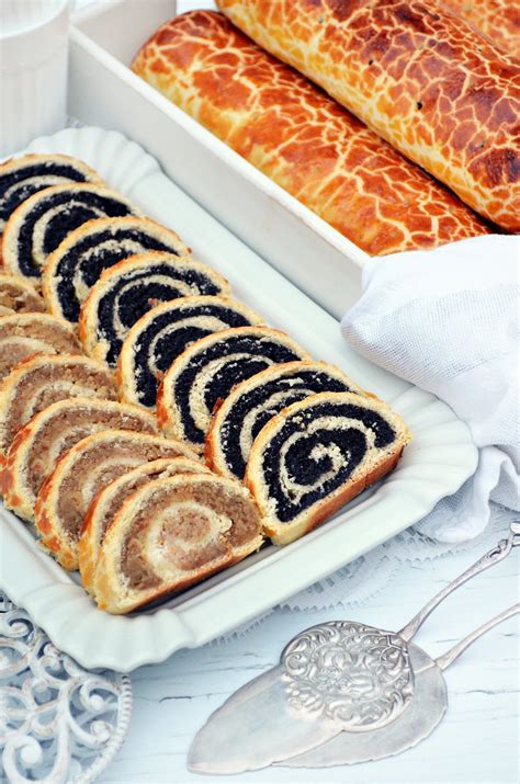 hagyományos karácsonyi bejgli szeletelve, márványos tésztával és gazdag töltelékkel