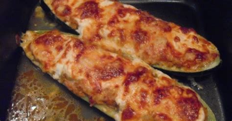 különböző töltelékekkel töltött cukkinihajók egy tepsiben