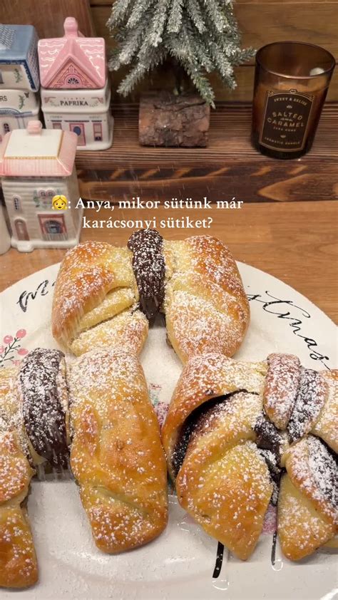 tálba helyezett friss tehéntúró és hozzávalók a konyhapulton