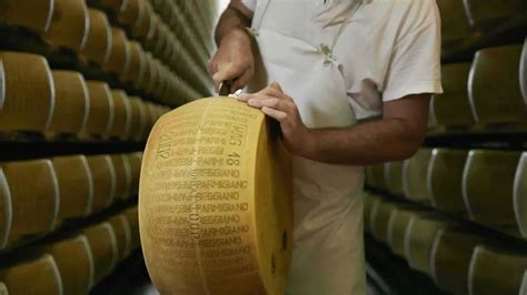 Kép egy parmezán sajtdarabról, amelyen látható a Consorzio di Parmigiano-Reggiano billog