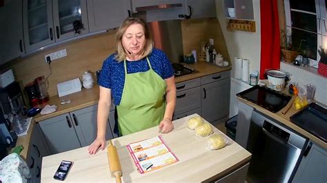 Lekváros bukták egy sütőpapírral bélelt tepsin