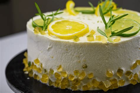 Citromtorta díszítése tortazselével és citromkarikákkal
