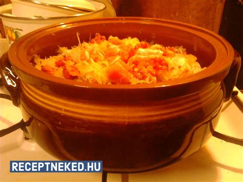 Cserépedényben sült töltött káposzta rétegei