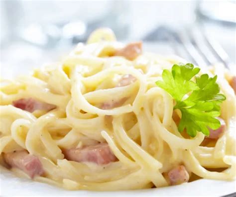 krémes sajtos spagetti tálalása friss petrezselyemmel