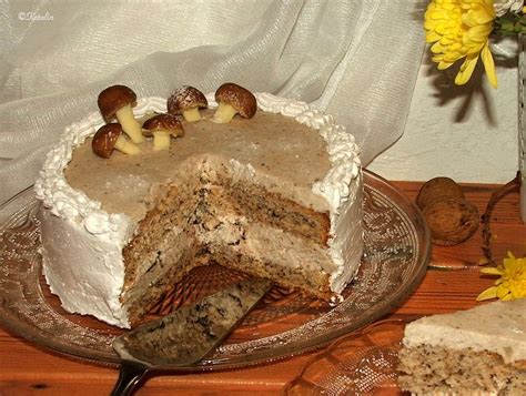 frissen díszített gesztenyés-diós torta szeletelve