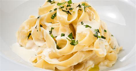 Cheddar sajtos szósz tésztán