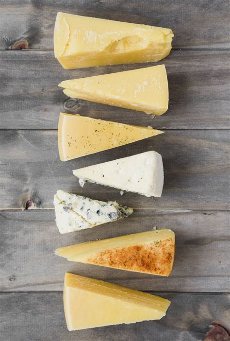 Különböző érlelési fokú cheddar sajtok