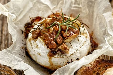 Sült camembert sajt fokhagymával és fűszerekkel