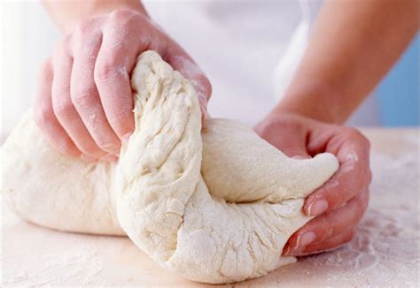 pizzatészta dagasztás közben