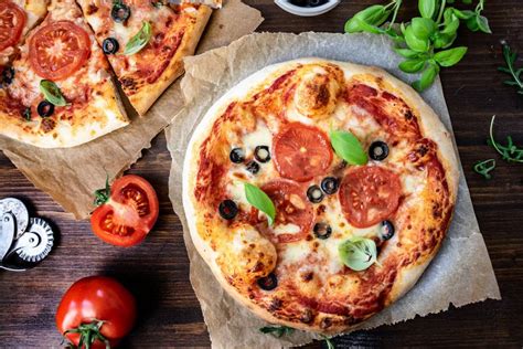 különféle ízesítésű házi pizzák egy asztalon