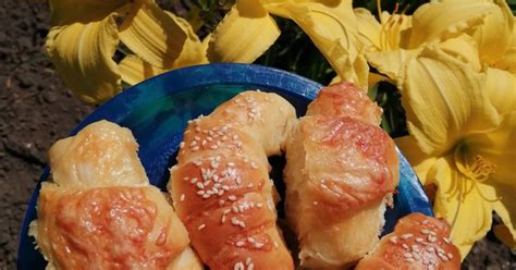 Sajtos-szezámmagos kiflik egy kosárban