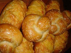 Frissen sült sajtos-szezámmagos kiflik
