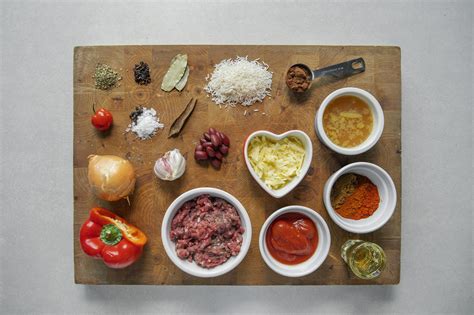 Különböző fűszerek és friss alapanyagok chilis bab készítéséhez