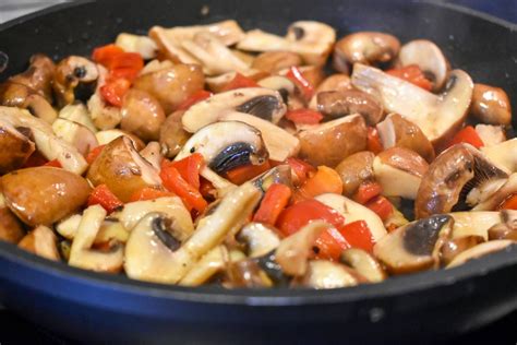 serpenyőben piruló csirkehús zöldségekkel