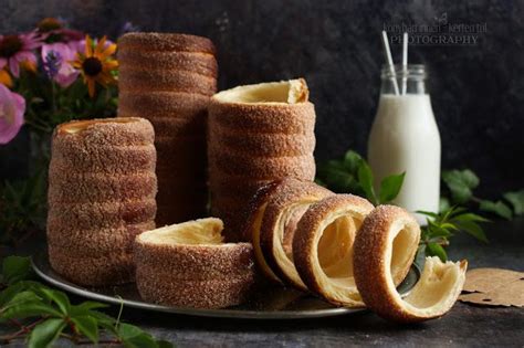 Hagyományos kürtőskalács sütés faszénparázs felett