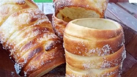 Szeletelt kürtőskalács, feltárva a foszlós belső textúrát