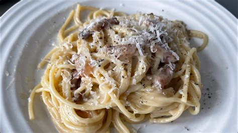 Az eredeti carbonara hozzávalói: guanciale, pecorino romano, tojás, fekete bors
