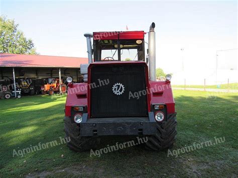 Mezőgazdasági traktor kipufogója füsttel