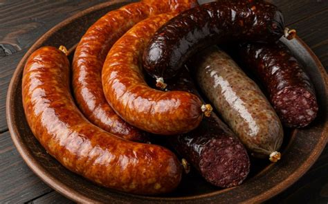 Hagyományos magyar kolbász és hurka tálalva