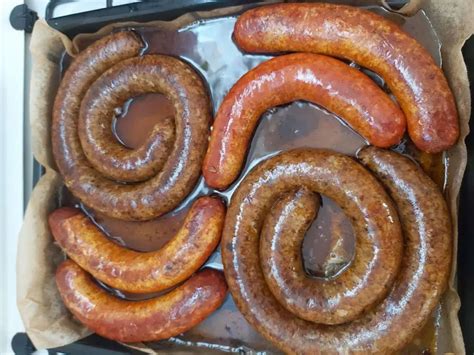 Villával megszurkált hurka és kolbász sütés előtt