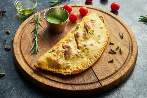 Calzone tojásos-mozzarellás töltelékkel