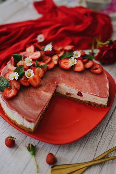 Sütés nélküli sajttorta friss gyümölcsökkel díszítve