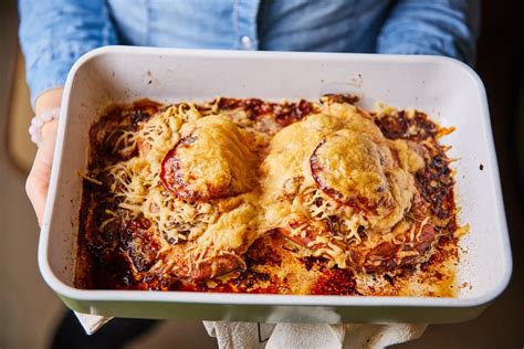 Sajtos pulykamell krémes öntettel és friss fűszerekkel