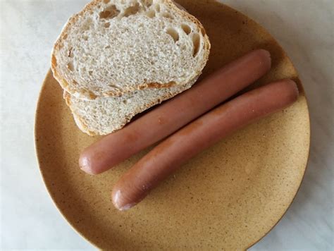Főtt virsli ketchuppal és mustárral