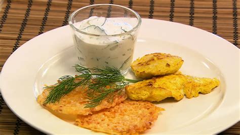 Joghurtban sült csirkemell sajt chips-szel, uborkasalátával