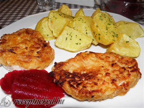 Vasi pecsenye csirkemellből tányéron, körettel