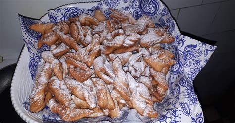Kész csöröge fánk tálalva